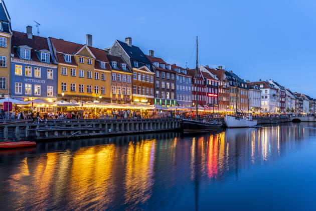 Nyhaven Bunte Häuser, Restaurants und historische Schiffe am Kanal und Hafen Nyhavn in der Abenddämmerung, Kopenhagen, Dänemark, Europa Colourful facades, Restaurants and old ships along the Nyhavn Canal and harbour at dusk, Copenhagen, Denmark, Europe