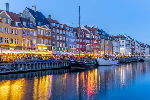 Nyhaven Bunte Häuser, Restaurants und historische Schiffe am Kanal und Hafen Nyhavn in der Abenddämmerung, Kopenhagen, Dänemark, Europa Colourful facades, Restaurants and old ships along the Nyhavn Canal and harbour at dusk, Copenhagen, Denmark, Europe