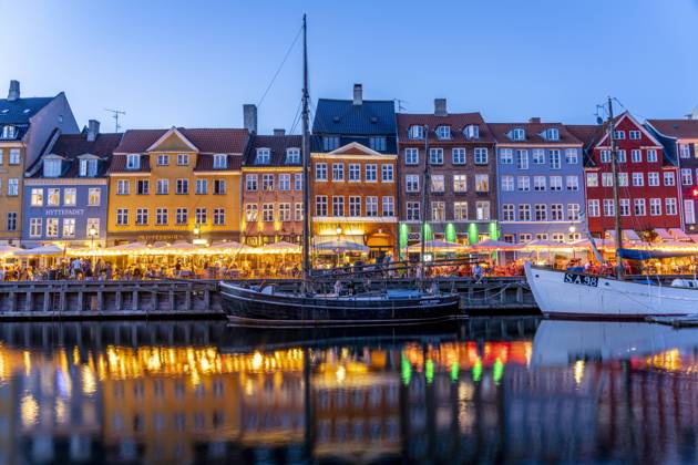 Nyhaven Bunte Häuser, Restaurants und historische Schiffe am Kanal und Hafen Nyhavn in der Abenddämmerung, Kopenhagen, Dänemark, Europa Colourful facades, Restaurants and old ships along the Nyhavn Canal and harbour at dusk, Copenhagen, Denmark, Europe