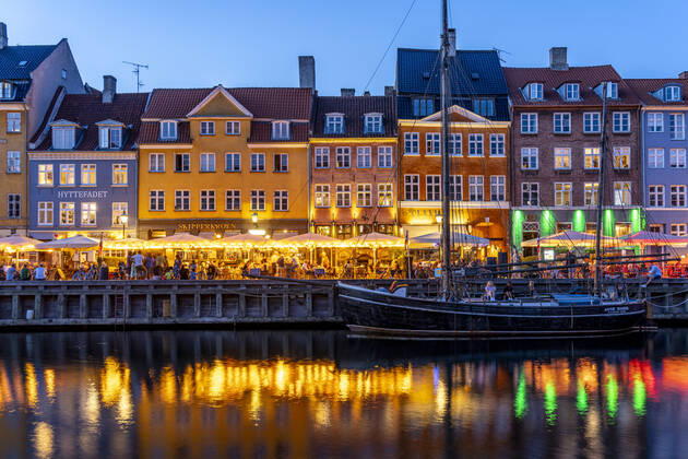 Nyhaven Bunte Häuser, Restaurants und historische Schiffe am Kanal und Hafen Nyhavn in der Abenddämmerung, Kopenhagen, Dänemark, Europa Colourful facades, Restaurants and old ships along the Nyhavn Canal and harbour at dusk, Copenhagen, Denmark, Europe