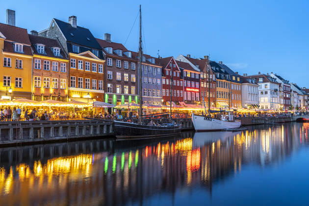 Nyhaven Bunte Häuser, Restaurants und historische Schiffe am Kanal und Hafen Nyhavn in der Abenddämmerung, Kopenhagen, Dänemark, Europa Colourful facades, Restaurants and old ships along the Nyhavn Canal and harbour at dusk, Copenhagen, Denmark, Europe