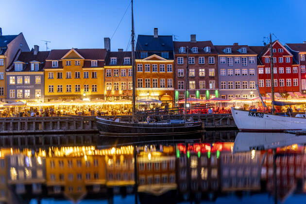 Nyhaven Bunte Häuser, Restaurants und historische Schiffe am Kanal und Hafen Nyhavn in der Abenddämmerung, Kopenhagen, Dänemark, Europa Colourful facades, Restaurants and old ships along the Nyhavn Canal and harbour at dusk, Copenhagen, Denmark, Europe