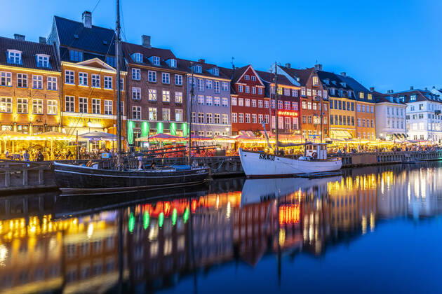 Nyhaven Bunte Häuser, Restaurants und historische Schiffe am Kanal und Hafen Nyhavn in der Abenddämmerung, Kopenhagen, Dänemark, Europa Colourful facades, Restaurants and old ships along the Nyhavn Canal and harbour at dusk, Copenhagen, Denmark, Europe
