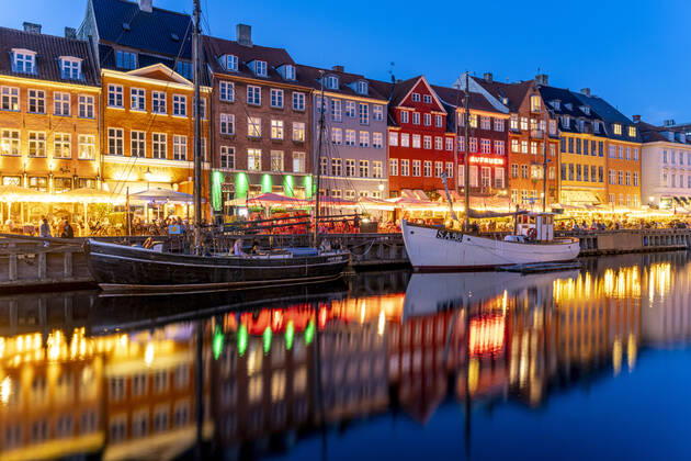 Nyhaven Bunte Häuser, Restaurants und historische Schiffe am Kanal und Hafen Nyhavn in der Abenddämmerung, Kopenhagen, Dänemark, Europa Colourful facades, Restaurants and old ships along the Nyhavn Canal and harbour at dusk, Copenhagen, Denmark, Europe