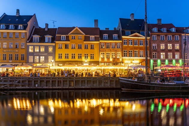 Nyhaven Bunte Häuser, Restaurants und historische Schiffe am Kanal und Hafen Nyhavn in der Abenddämmerung, Kopenhagen, Dänemark, Europa Colourful facades, Restaurants and old ships along the Nyhavn Canal and harbour at dusk, Copenhagen, Denmark, Europe