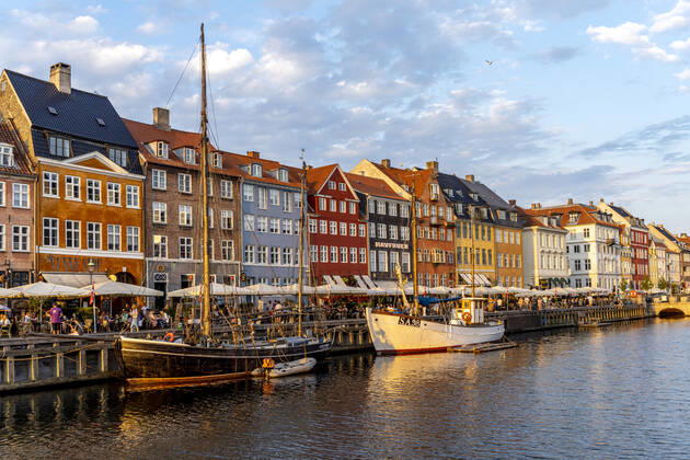 Nyhaven Bunte Häuser, Restaurants und historische Schiffe am Kanal und Hafen Nyhavn, Kopenhagen, Dänemark, Europa Colourful facades, Restaurants and old ships along the Nyhavn Canal and harbour, Copenhagen, Denmark, Europe