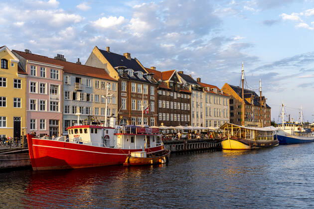 Nyhaven Bunte Häuser, Restaurants und historische Schiffe am Kanal und Hafen Nyhavn, Kopenhagen, Dänemark, Europa Colourful facades, Restaurants and old ships along the Nyhavn Canal and harbour, Copenhagen, Denmark, Europe
