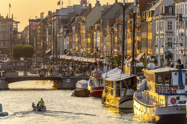 Nyhaven Bunte Häuser, Restaurants und historische Schiffe am Kanal und Hafen Nyhavn, Kopenhagen, Dänemark, Europa Colourful facades, Restaurants and old ships along the Nyhavn Canal and harbour, Copenhagen, Denmark, Europe