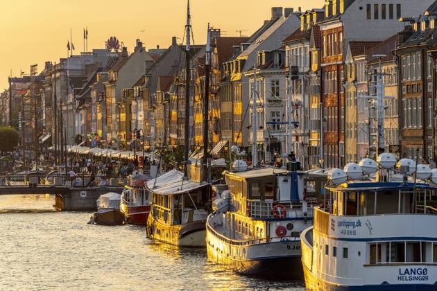 Nyhaven Bunte Häuser, Restaurants und historische Schiffe am Kanal und Hafen Nyhavn, Kopenhagen, Dänemark, Europa Colourful facades, Restaurants and old ships along the Nyhavn Canal and harbour, Copenhagen, Denmark, Europe