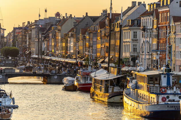 Nyhaven Bunte Häuser, Restaurants und historische Schiffe am Kanal und Hafen Nyhavn, Kopenhagen, Dänemark, Europa Colourful facades, Restaurants and old ships along the Nyhavn Canal and harbour, Copenhagen, Denmark, Europe
