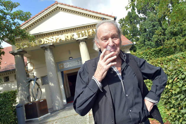 Jahres PK SchlossparkTheater Michael Mendl beim Rauchen Fototermin nach der Jahres PK im SchlossParkTheater in Berlin am 31.08.2020