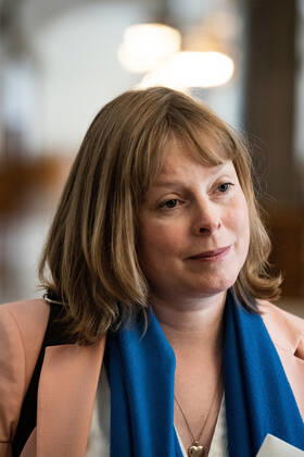 Kulturminister Joy Mogensen (S) ankommer til samraad om anvendelse af ordet eskimo, paa Christiansborg torsdag den 3. september 2020. Samraadsspoergsmaalet er stillet efter oenske fra Pernille Bendixen (DF).. , Copenhagen Denmark Copyright: RitzauxScanpix EmilxHelmsx COP103 spdk20200903-130008-L
