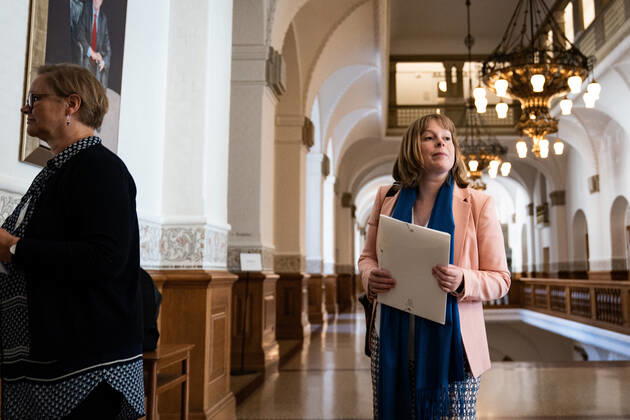 Kulturminister Joy Mogensen (S) ankommer til samraad om anvendelse af ordet eskimo, paa Christiansborg torsdag den 3. september 2020. Samraadsspoergsmaalet er stillet efter oenske fra Pernille Bendixen (DF).. , Copenhagen Denmark Copyright: RitzauxScanpix EmilxHelmsx COP103 spdk20200903-130249-L