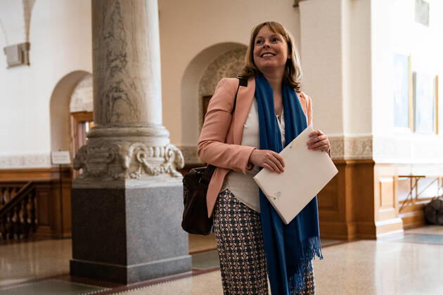 Kulturminister Joy Mogensen (S) ankommer til samraad om anvendelse af ordet eskimo, paa Christiansborg torsdag den 3. september 2020. Samraadsspoergsmaalet er stillet efter oenske fra Pernille Bendixen (DF).. , Copenhagen Denmark Copyright: RitzauxScanpix EmilxHelmsx COP103 spdk20200903-130253-L