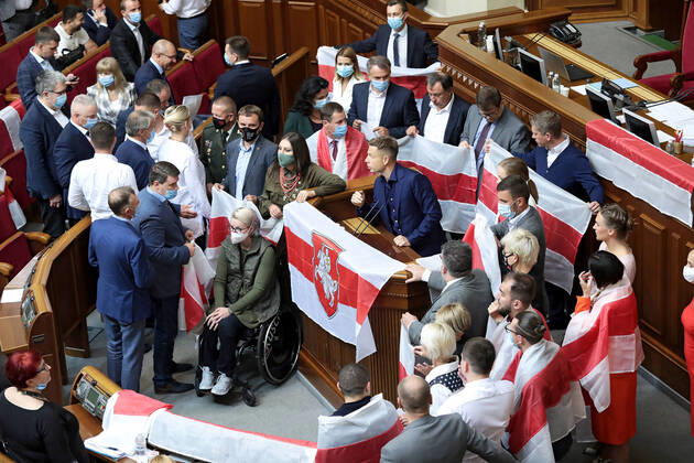 Bilder des Jahres 2020, News 09 September News Themen der Woche KW36 News Bilder des Tages KYIV, UKRAINE - SEPTEMBER 4, 2020 - MPs hold historical white-red-white flags of Belarus at a regular sitting of the Verkhovna Rada, Kyiv, capital of Ukraine. Verkhovna Rada sitting on September 4, 2020 Copyright: xHennadiixMinchenkoNWSx