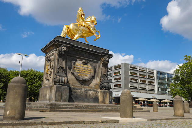 Bilder des Jahres 2020, News 09 September News Themen der Woche KW37 News Bilder des Tages Der Goldene Reiter in Dresden erstrahlt nun zeitiger als geplant nach der Restauration. Seit Juli wurde das Wahrzeichen für 30.000 Euro restauriert. Am Wochenende präsentierte sich August der Starke auf seinem Ross in neuem Glanz. Das güldene Denkmal erhielt eine Komplettpflege - Schäden durch witterungsbedingte Einflüssen wie Wind, Staub, Ablaufspuren durch Regenwasser und Mikrorissbildung durch Temperaturwechsel wurden beseitigt. Außerdem wurde die Vergoldung erneuert. Dresden - Goldener Reiter erstrahlt wieder wie neu: Restauration für 30.000 Euro abgeschlossen