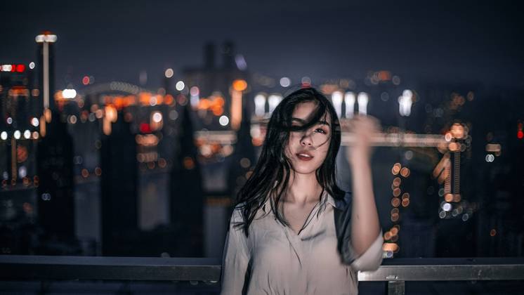 IMAGO Creative: Urbane Kultur - Sommer auf den Dächern In summer, Chongqing beauty Chongqing night view Chongqing architecture Chongqing five-star hotel location, standing on the rooftop breeze of the hotel, beautiful scenery, very comfortable.  742459460240670735