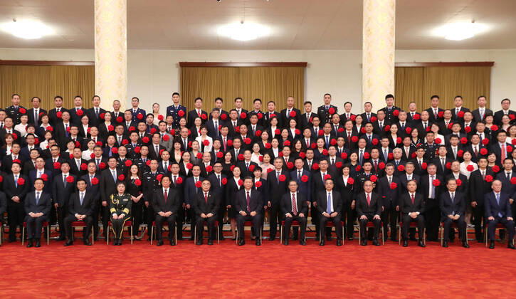 (200908) -- BEIJING, Sept. 8, 2020 -- Xi Jinping and other senior leaders meet with recipients of the Medal of the Republic and the national honorary title, representatives of outstanding groups and individuals, and have a group photo taken with them before a meeting commending role models in the country s fight against the COVID-19 epidemic at the Great Hall of the People in Beijing, capital of China, Sept. 8, 2020. ) CHINA-BEIJING-COVID-19 FIGHT-ROLE MODELS-COMMENDATION MEETING (CN) HuangxJingwen 