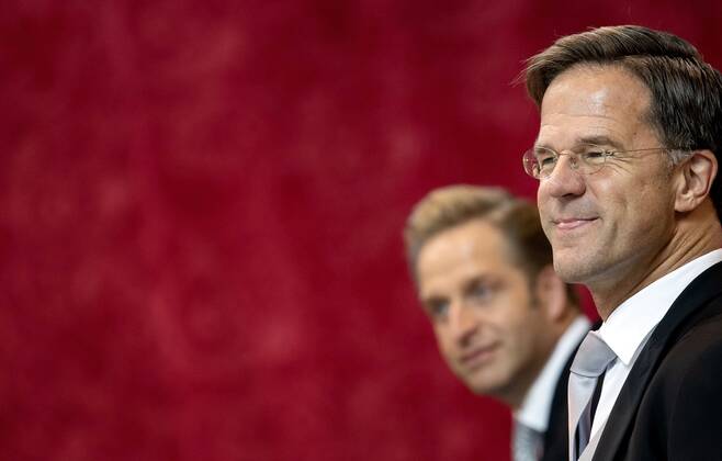 DEN HAAG - Minister-president Mark Rutte en minster Hugo de Jonge tijdens de vergadering van de Staten-Generaal in de Grote Kerk op Prinsjesdag. Vanwege de coronacrisis ziet Prinsjesdag er anders uit dan normaal. Veel van de ceremoniele onderdelen gaan niet door en publiek is niet welkom in de binnenstad van Den Haag. ANP KOEN VAN WEEL Copyright: xHollandsexHoogtex xxANPx x422762833x