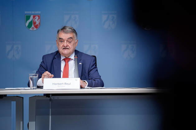Bilder des Jahres 2020, News 09 September News Themen der Woche KW38 Innenminister von NRW bei seinem Pressestatement vom 16.09.2020 Aktuell, 16.09.2020, Duesseldorf, Innenminister von NRW Herbert Reul bei seinem Pressestatement zum Thema öRechtsextremismus in der Polizei™ am 16.09.2020 in der Staatskanzlei in Duesseldorf Duesseldorf Nordrhein-Westfalen Deutschland