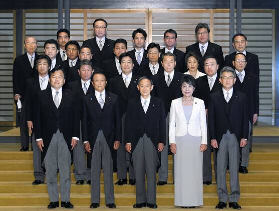 Bilder des Jahres 2020, News 09 September News Themen der Woche KW38 News Bilder des Tages New Japan PM Suga s Cabinet Japan s newly elected Prime Minister Yoshihide Suga (C, front row) and his Cabinet members pose for a photo at the Imperial Palace in Tokyo on Sept. 16, 2020. (Pool photo)