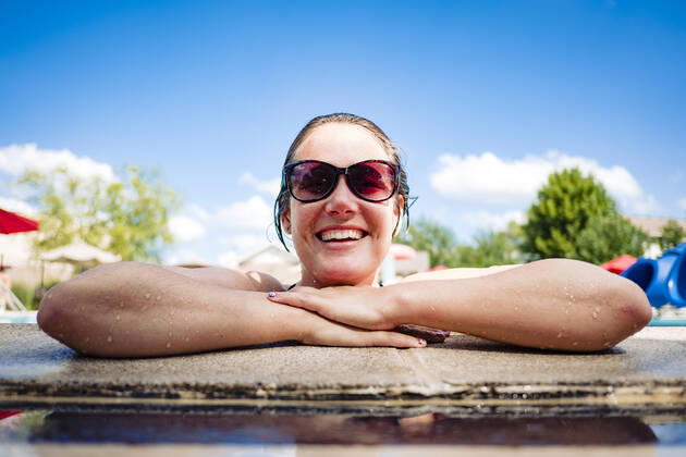 Creative Highlights Symbolfotos smiling woman in a pool on a hot summer day Kansas City, MO, United States CR_JOSO200908-481522-01 ,model released, Symbolfoto
