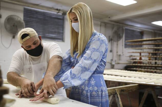 Bilder des Jahres 2020, Entertainment 09 September Entertainment Themen der Woche KW38 Entertainment Bilder des Tages September 17, 2020, Tampa, Florida, USA: Master Baker Anthony Ali, on left, teaches Ivanka Trump how to roll 36 inch Cuban bread in the bakery at La Segunda Central Bakery, on Thursday, Sept. 17, 2020 in Tampa. After the visit to the family owned business, Ivanka Trump attending a Fireside Chat with Pam Bondi at the Columbia Restaurant. Tampa USA - ZUMAs70_ 20200917_zan_s70_009 Copyright: xDirkxShaddx