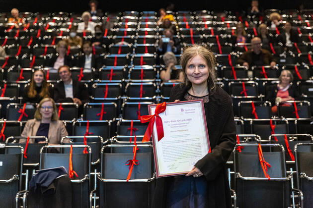 Bilder des Jahres 2020, Entertainment 09 September Entertainment Themen der Woche KW38 Entertainment Bilder des Tages DEUTSCHLAND, NIEDERSACHSEN, HANNOVER, 17.09.2020 - Hölty-Preisverleihung 2020 an Autorin und Lyrikerin Marion Poschmann - Auditorium im Sprengel Museum - Marion Poschmann posiert mit der Urkunde des Hölty-Preises vor dem Publikum der Verleihung. Der Hölty-Preis für Lyrik der Landeshauptstadt und der Sparkasse Hannover wird alle zwei Jahre für ein lyrisches Gesamtwerk verliehen. Verliehen wird der bundesweit höchstdotierte Preis für Lyrik durch Oberbürgermeister Belit Onay (Bündnis 90 Die Grünen) und Marina Barth (stellvertretende Vorstandsvorsitzende der Sparkasse Hannover).