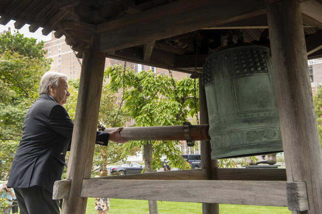 Bilder des Jahres 2020, News 09 September News Themen der Woche KW38 News Bilder des Tages (200917) -- UNITED NATIONS, Sept. 17, 2020 -- United Nations Secretary-General Antonio Guterres rings the peace bell during the UN peace bell ceremony at the UN headquarters in New York, on Sept. 17, 2020. United Nations Secretary-General Antonio Guterres warned on Thursday that the COVID-19 pandemic is expanding risks to peace everywhere. The UN peace bell ceremony was held here on the occasion of the 39th anniversary of the International Day of Peace, which is observed around the world each year on Sept. 21. ( Handout via Xinhua) UN-PEACE BELL CEREMONY-INTERNATIONAL DAY OF PEACE MarkxGarten UNxPhoto 