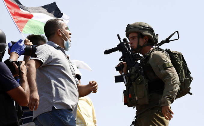 Bilder des Jahres 2020, News 09 September News Themen der Woche KW38 News Bilder des Tages (200918) -- NABLUS, Sept. 18, 2020 -- A Palestinian protester confronts an Israeli soldier during clashes following a protest against the expansion of Jewish settlements and the normalization agreements of Israel with the United Arab Emirates and Bahrain, in the West Bank village of Asira al-Qibliya near Nablus on Sept. 18, 2020. (Photo by Xinhua) MIDEAST-WEST BANK-NABLUS-CLASH AymanxNobani 