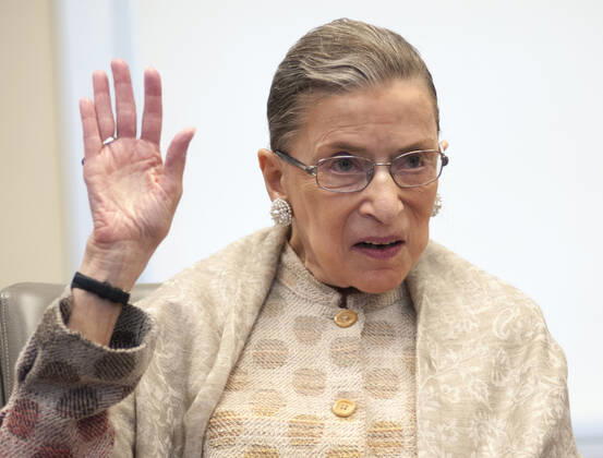 IMAGO ICONS: Ruth Bader Ginsburg Berühmte Feministinnen, Ruth Bader Ginsburg September 16, 2013 - Berkeley, California, U.S. - RUTH BADER GINSBURG speaks at UC Berkeley s School of Law in Berkeley, California. Berkeley U.S. - ZUMAed1_ 20130916_zaf_ed1_004 Copyright: xJoshxEdelsonx