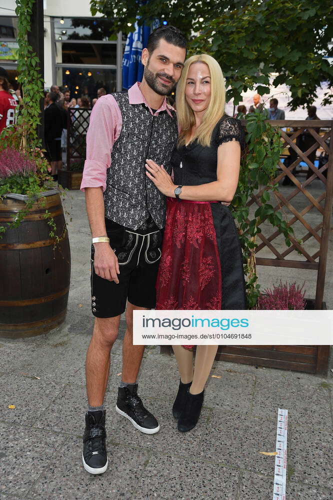 Mike Cees Mit Freundin Michelle Monballijn Bei Der Oktoberfest 2020 Tisch Wiesn Im Hofbraeu In Ber