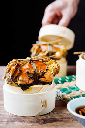 Chinese traditional cuisine in a steamer steamed Yangcheng Lake hairy crabs and seasoned vinegar ginger shreds in a dish. 779640030045929491