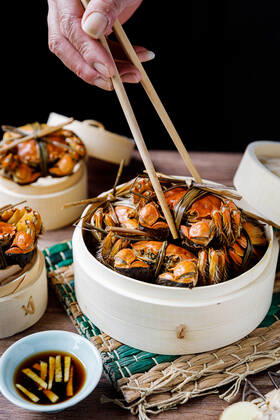 Chinese traditional cuisine in a steamer steamed Yangcheng Lake hairy crabs and seasoned vinegar ginger shreds in a dish. 779640030049599550