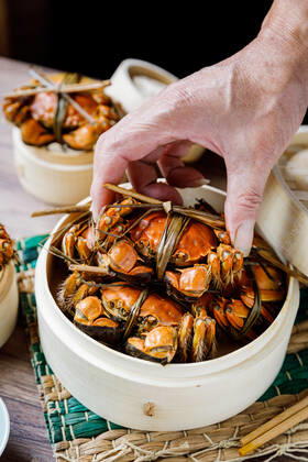 Chinese traditional cuisine in a steamer steamed Yangcheng Lake hairy crabs and pick up a crab s hand 779640030051041301