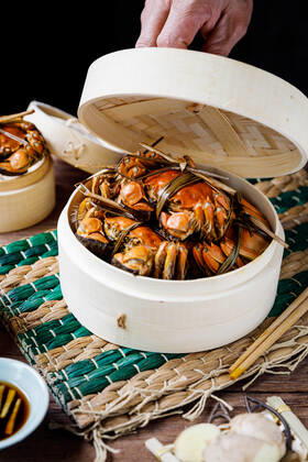 Chinese traditional cuisine in a steamer steamed Yangcheng Lake hairy crabs and seasoned vinegar ginger shreds in a dish. 779640030051041326