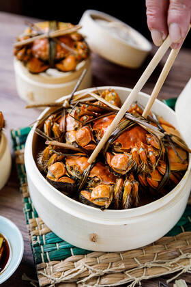 Chinese traditional cuisine in a steamer steamed Yangcheng Lake hairy crabs and seasoned vinegar ginger shreds in a dish. 779640030052089879