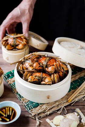 Chinese traditional cuisine in a steamer steamed Yangcheng Lake hairy crabs and seasoned vinegar ginger shreds in a dish. 779640047231959110