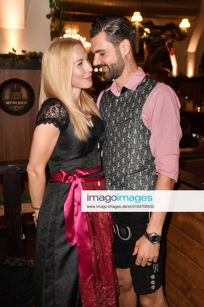 Michelle Monballijn Und Mike Cees Beim Fassanstich Bei Der 9 Hofbraeu Berlin Wiesn Im Hofbraeu Wirts