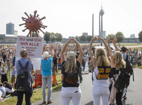 Bilder des Jahres 2020, News 09 September News Themen der Woche KW38 News Bilder des Tages Duesseldorf, Nordrhein-Westfalen, Deutschland - Demonstration gegen die Gesundheitspolitik der Bundesregierung und die Maßnahmen zur Begrenzung der Ausbreitung der Coronavirus-Pandemie, Coronaleugner, Impfgegner und Anhaenger diffuser Verschwoerungstheorien, demonstrieren gegen Freiheitsbeschraenkungen zur Eindaemmung der Coronakrise. Duesseldorf Nordrhein-Westfalen Deutschland
