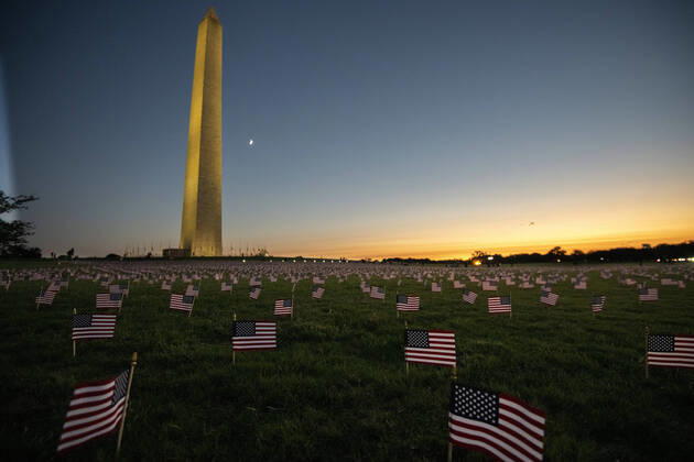 Bilder des Jahres 2020, News 09 September News Themen der Woche KW39 News Bilder des Tages Some 20,000 American flags are placed by the Covid Memorial Project on the National Mall to represent the 200,000 Americans who have died in 2020 due to the Covid-19 pandemic, in Washington, DC on Monday, September 21, 2020. There will be a commemoration for the 200,000 on Tuesday. More than seven million Americans have had the coronavirus.  WAP2020091930 PATxBENIC