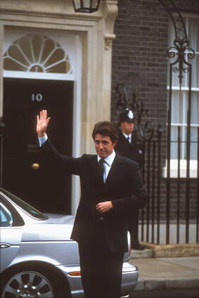 LOVE ACTUALLY HUGH GRANT Date: 2003 Mandatory credit line: Image courtesy UNIVERSAL PICTURES WORKING TITLE FILMS DNA FILMS Ronald Grant Archive Mary Evans