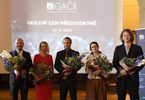 News Bilder des Tages Five Czech scientists, (from left) musicologist and composer Ales Brezina, geneticist Terezie Mandakova, mikrobiologist Leos Valasek, quantum chemist Judit Sponerova and mathematician Michal Pavelka, have received the Czech Science Foundation (GACR) award for outstanding results achieved within projects funded by GACR and focused on basic research, awarded by Foundation chairwoman Alice Valkarova in Prague, Czech Republic, today, on Wednesday, September 23, 2020. (CTKxPhoto MichalxKrumphanzl) CTKPhotoP202009230740001 kru 1
