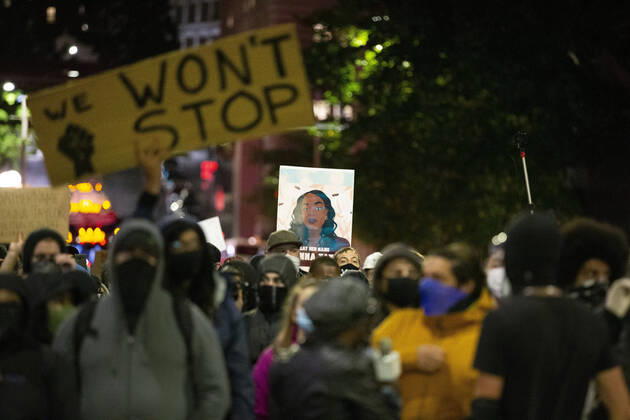 Bilder des Jahres 2020, News 09 September News Themen der Woche KW39 News Bilder des Tages September 23, 2020, Seattle, Wa, Washington, United States: Protesters march in remembrance of Breonna Taylor in Seattle, Washington, September 23, 2020. Today, police officers in Louisville who shot and killed Taylor last March during a no-knock warrant, were not indicted by a grand jury. Seattle, Wa United States - ZUMAd108 20200923_znp_d108_012 Copyright: xKarenxDuceyx