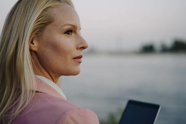 IMAGO Creative, Internationaler Frauenmonat, Entrepreneurinnen IMAGO Creative: Kreative Renaissance -- der junge Entrepreneur Close-up of thoughtful blond female entrepreneur looking away during sunset model released Symbolfoto JOSEF01093