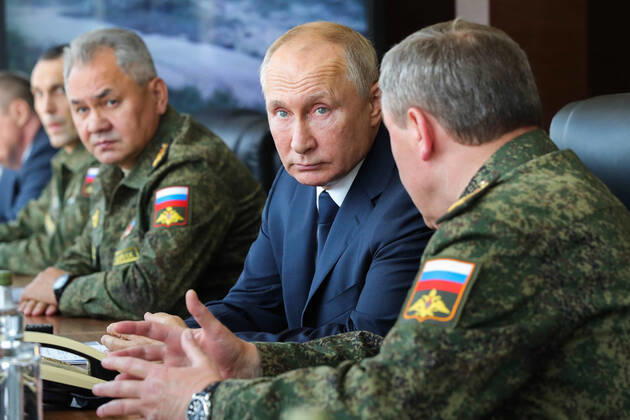 Bilder des Jahres 2020, News 09 September News Themen der Woche KW39 News Bilder des Tages ASTRAKHAN REGION, RUSSIA - SEPTEMBER 25, 2020: Valery Gerasimov, Russia s First Deputy Defence Minister and Chief of the General Staff of the Russian Armed Forces, Russia s President Vladimir Putin, and Russia s Defence Minister Sergei Shoigu (R-L) attend the Kavkaz-2020 Caucasus 2020 military drills at the Kapustin Yar training ground. Military units from Armenia, Belarus, China, Myanmar, and Pakistan take part in the drills. Mikhail Klimentyev Russian Presidential Press and Information Office TASS  TS0E85BD
