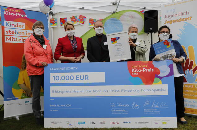 Deutschland, Berlin, Familienministerin Giffey überreicht 10.000-Euro-Scheck an Spandauer Gewinner des Deutschen Kita-Preises 2020