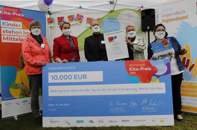 Deutschland, Berlin, Familienministerin Giffey überreicht 10.000-Euro-Scheck an Spandauer Gewinner des Deutschen Kita-Preises 2020