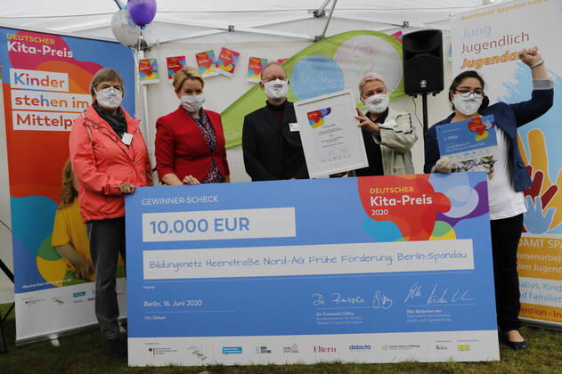 News Themen der Woche KW39 News Bilder des Tages Deutschland, Berlin, Familienministerin Giffey überreicht 10.000-Euro-Scheck an Spandauer Gewinner des Deutschen Kita-Preises 2020