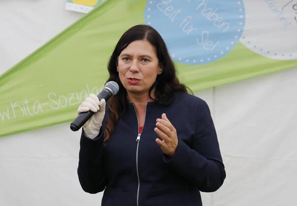 Senatorin für Bildung, Jugend und Familie des Landes Berlin Sandra Scheeres, Deutschland, Berlin, Familienministerin Giffey überreicht 10.000-Euro-Scheck an Spandauer Gewinner des Deutschen Kita-Preises 2020